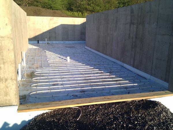Radiant heating tubes stapled to the foam. Now the slab can be poured.